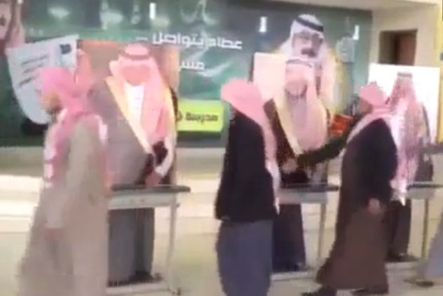 Muito estranho como o povo da Arábia Saudita cumprimenta o seu Rei! “Como manda a tradição…”