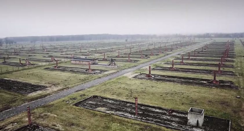 Campo de concentração de Auschwitz, o “campo da morte”, filmado por um drone!