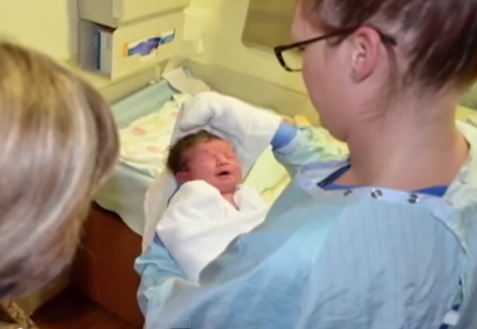 Bebé recém-nascido parecia normal, mas surpreendeu os médicos quando abriu a boca!