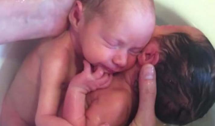 Estes bebés gémeos nem perceberam que já nasceram, e o que fazem é maravilhoso!