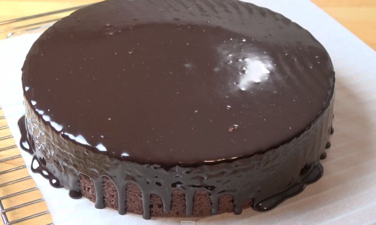 Aprende a fazer um delicioso bolo em menos de 10 minutos no microondas!