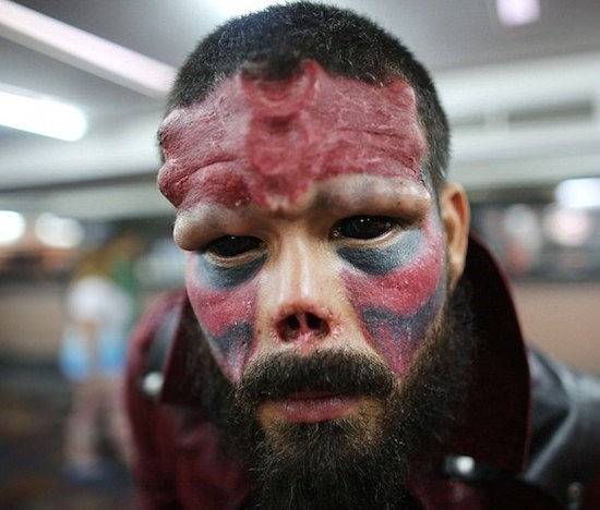Fanático fez cirurgia extrema para se parecer com o vilão Red Skull!