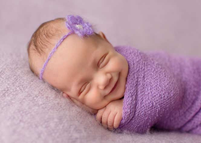 Fotógrafa tirou fotos adoráveis de recém-nascidos a sorrir durante o sono!