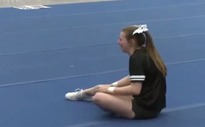 Ela pensava que ia ser um dia normal no treino… Mas ela cai no chão em lágrimas…