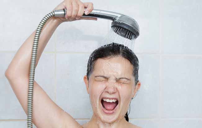 Faz mal tomar banho depois de comer? As correntes de ar constipam? Descobre a verdade sobre estes “mitos”!