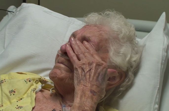 Idosa acamada desfez-se em lágrimas após o enfermeiro lhe ter feito isto… Impressionante!