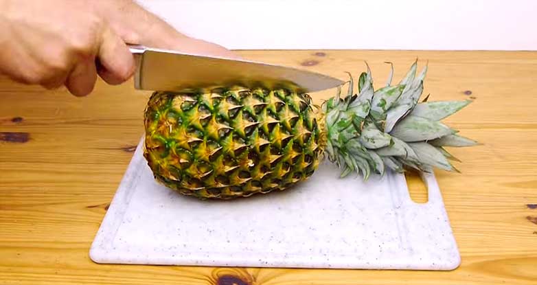 Nunca mais vais cortar o ananás de outra maneira, depois de veres esta! É genial!