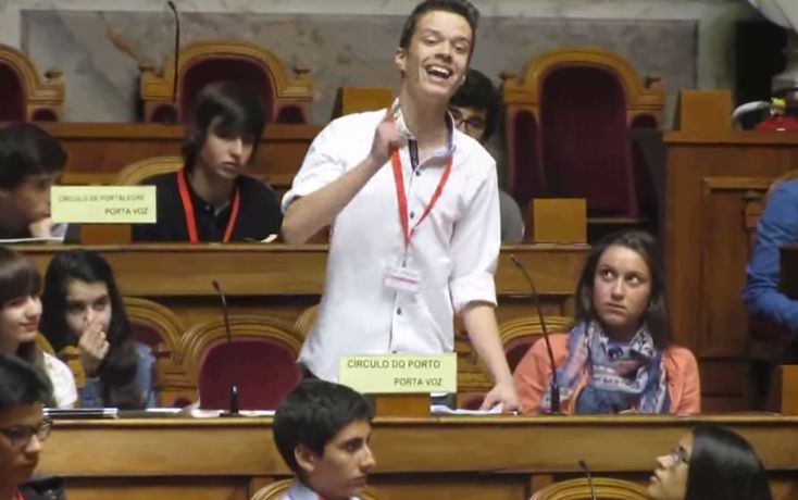 Este jovem disse no parlamento tudo aquilo que nós pensamos, mas não temos coragem de dizer!