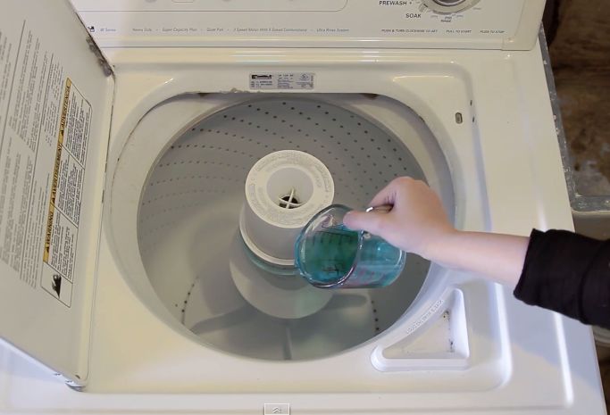 Ela deita elixir dos dentes na máquina de lavar roupa. Mas que truque de génio!