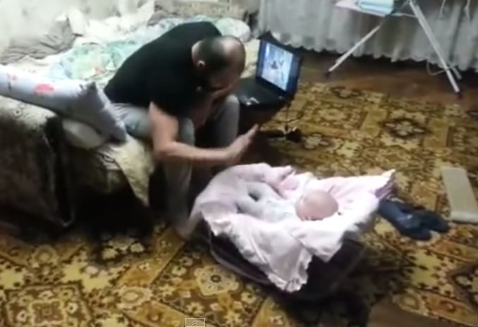 Homem batia no bebé, mas o que aconteceu a seguir vai-te surpreender!
