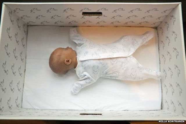 Os recém-nascidos na Finlândia dormem em caixas de papelão! Não vais acreditar na razão!