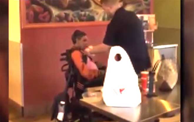 Empregado foi filmado a fazer isto a um jovem deficiente. O vídeo está a correr o mundo!