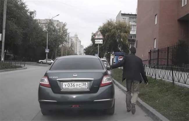 Novo método que os ladrões usam! Roubam um carro com uma folha de papel!