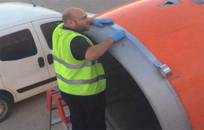 Passageiro ficou aterrorizado quando viu a consertarem o avião com fita-cola!