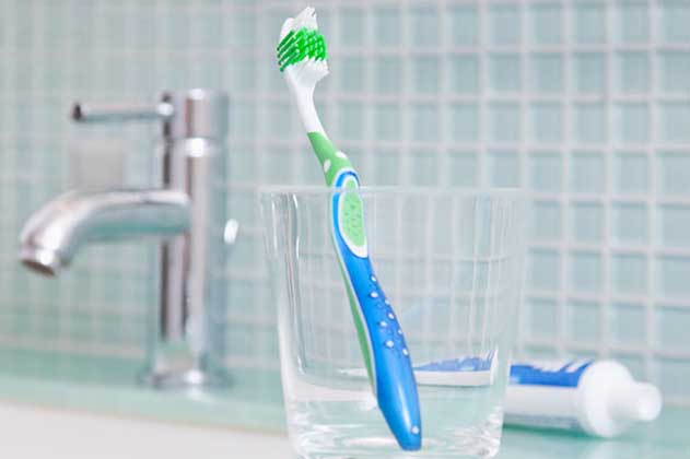 Nunca deves deixar a escova de dentes na casa de banho! Para o teu bem!