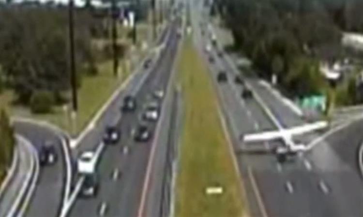 Avião faz aterragem de emergência em auto-estrada cheia de trânsito! Impressionante!