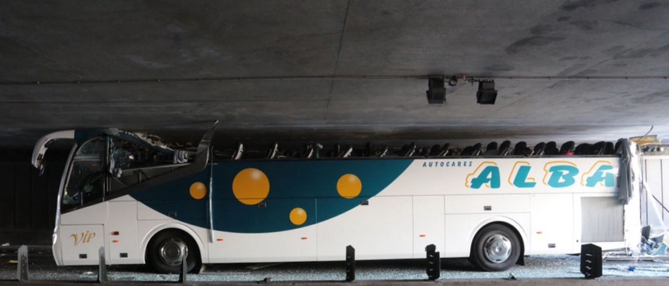 Porque ficou este autocarro preso num túnel?