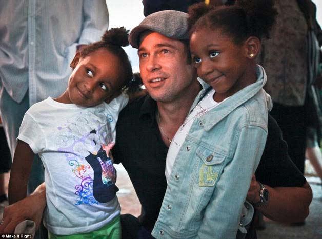 Brad Pitt voltou a surpreender-nos… É incrível o que ele fez por estas famílias…