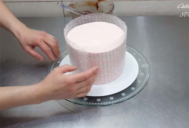 Ela envolveu o bolo em plástico bolha… Mas a seguir…UAU! Que resultado incrível!