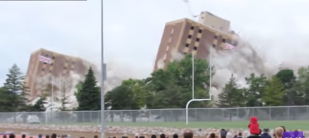 Incrível! Nestas demolições os edifícios caem como se fossem castelos de cartas!