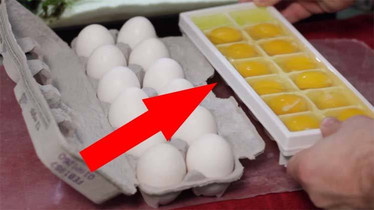 Ele coloca os ovos na covete de gelo e… UAU! Que ideia de génio! Nunca imaginei!