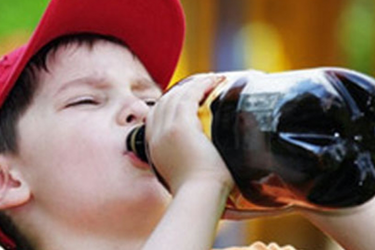 Tens filhos? Lê isto urgentemente! Este menino de 10 anos morreu por beber directamente da garrafa