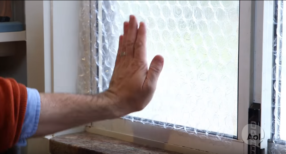 Ele coloca plástico bolha na janela… Quando vires o resultado… UAU! Que ideia genial!