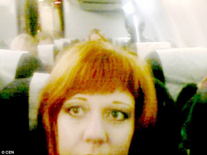 Nem imaginas o que esta mulher captou na sua selfie num avião… Arrepiante!!