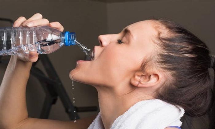 O que acontece ao teu corpo quando não bebes água? Isto vai mudar a tua vida!