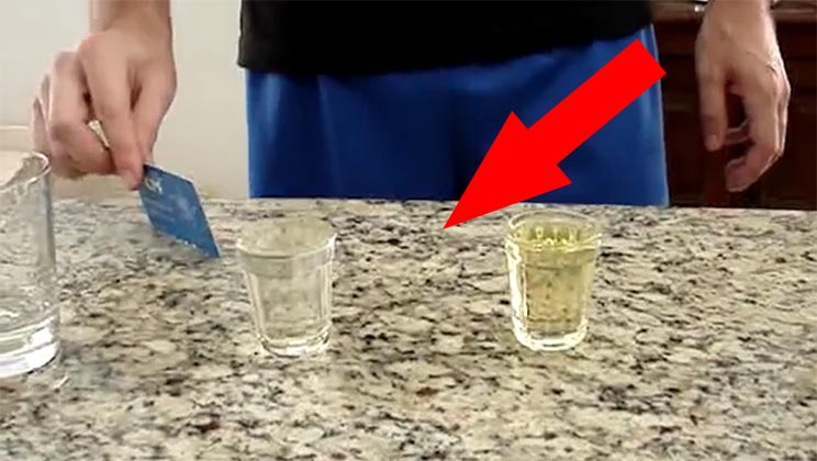 Ele pegou em dois pequenos copos… o que fez a seguir… UAU! Que truque genial!