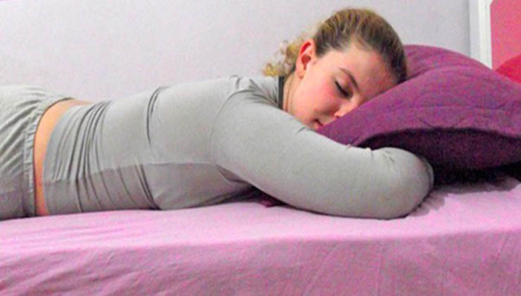 Dormir de bruços é a pior posição possível! Se o fazes tens de parar imediatamente!