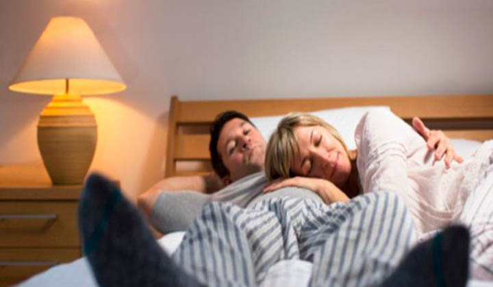 Dormir com a luz acesa ou com a TV ligada pode ser perigoso para a tua saúde! Pode provocar problemas…
