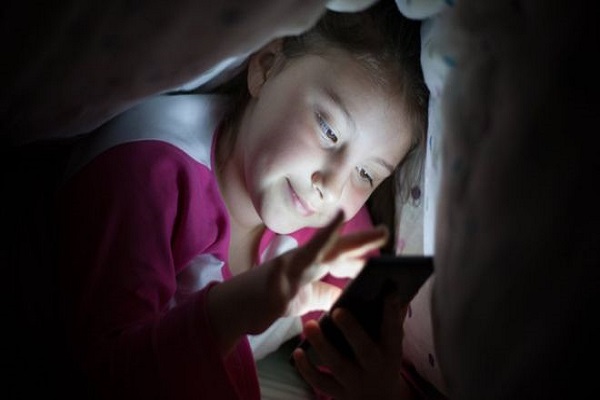 5 Motivos MUITO IMPORTANTES para te manteres afastado do telemóvel à noite! Principalmente os teus filhos!