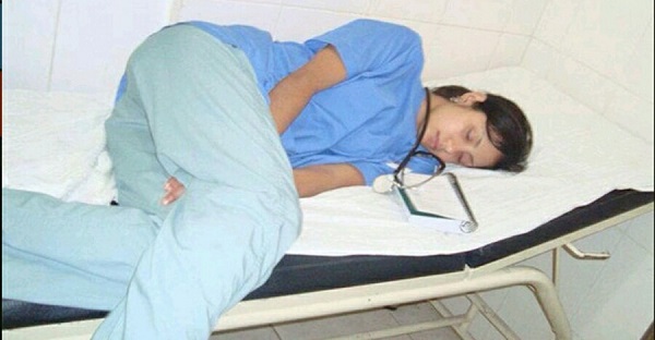 Médica foi fotografada a dormir e colocaram a foto na Internet… O que aconteceu a seguir… Sem palavras!