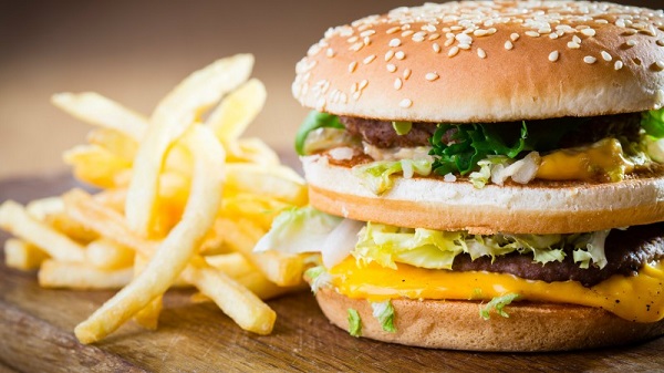 Foi descoberto um novo efeito secundário do fast-food! É nocivo para a tua saúde!