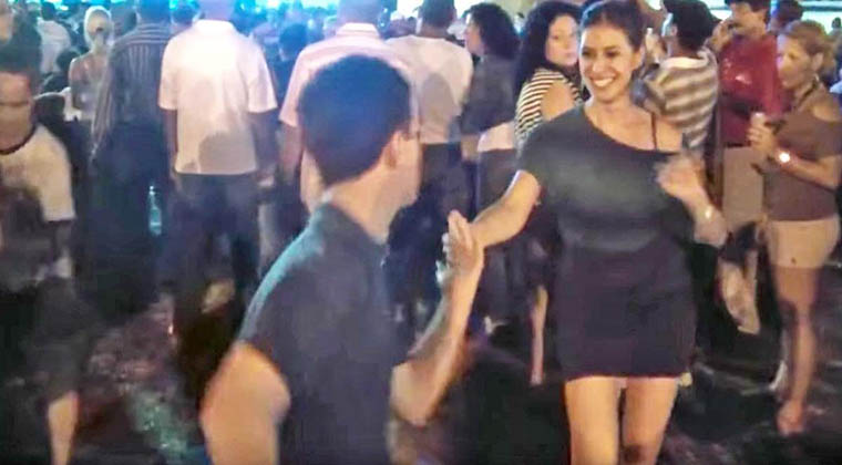 Este adolescente convidou uma mulher para dançar… Mas quando lhe pegou na mão… o que aconteceu…
