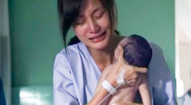 Mãe abraça o recém-nascido sem vida… Mas quando olhas para as mãos dela…