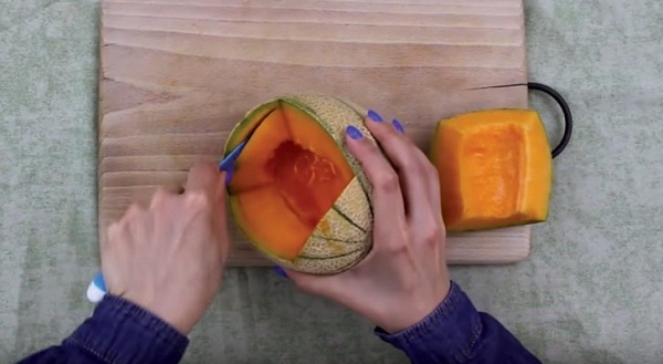 Esta mulher abriu um buraco no melão…o resultado final é espectacular e delicioso!