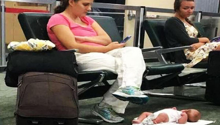 A foto desta mãe que preferiu segurar o telemóvel ao invés do filho está a revoltar a internet!