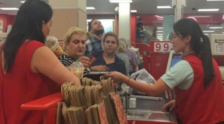 A empregada chora enquanto a cliente a insulta… O que o gerente faz… Inacreditável!