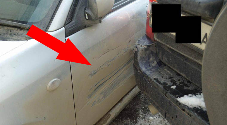 Depois do acidente o seu carro ficou com a porta danificada… Em vez de arranjar, o que ele fez… UAU!
