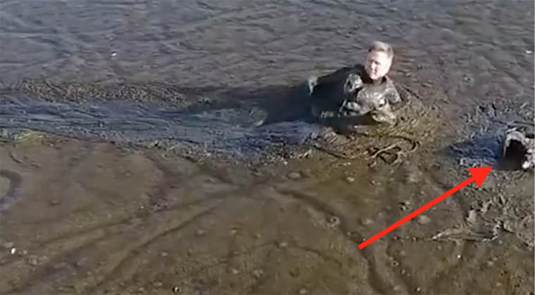 Este homem viu algo a mexer-se no meio da lama… Não pensou duas vezes e atirou-se! A razão…