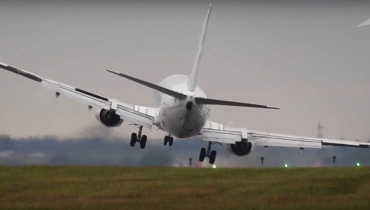 Este avião tentou aterrar com ventos extremamente fortes… O que acontece é arrepiante!