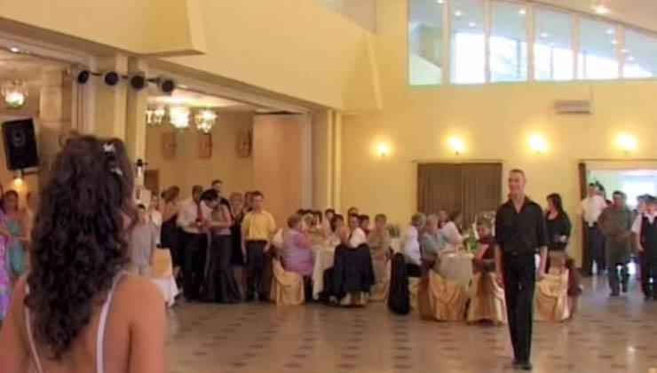 Já deves ter visto muitas danças em casamentos… Mas de certeza que nunca viste nenhuma como esta! O Mundo inteiro está a adorar!