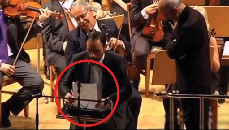 Ele senta-se no meio da orquestra com uma máquina de escrever… O que acontece a seguir… UAU! Impressionante! Inacreditável!