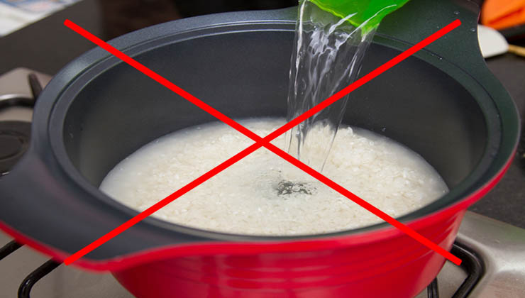 Sempre prejudicaste a tua saúde ao cozinhar arroz! Deves colocar mais água na panela ou deixar o arroz de molho! Pelo bem da tua saúde!
