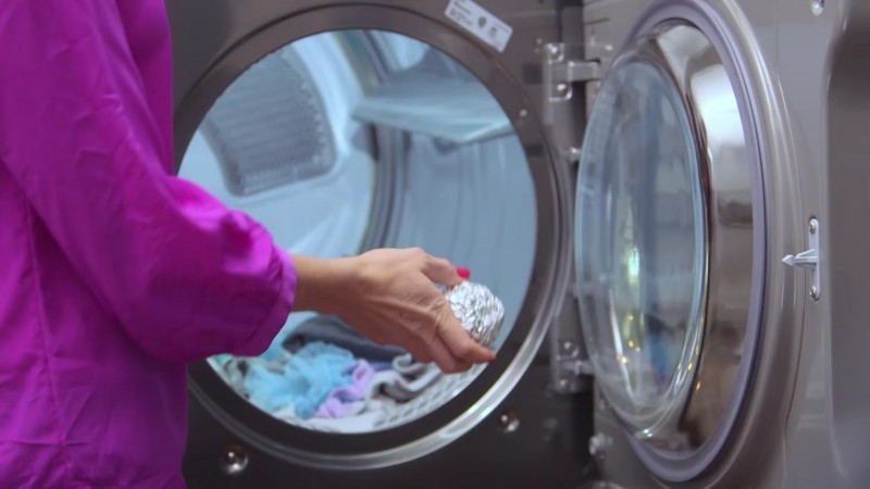 Mete uma bola de papel de alumínio na máquina de lavar. Pode parecer loucura, mas o resultado é milagroso!