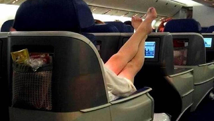 Uma mulher semeava o caos num vôo Lisboa-Paris… Mas o piloto sabia exactamente como acalmá-la!