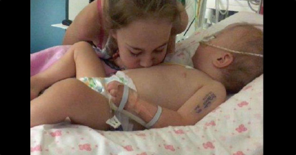 Esta menina fez cócegas na barriga da irmã em estado grave… Até que ela escutou algo que a fez chorar de imediato…