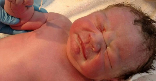 Os médicos mostraram a esta mãe o seu bebé recém-nascido… No braço dele, ela viu o que falhou nove meses antes!